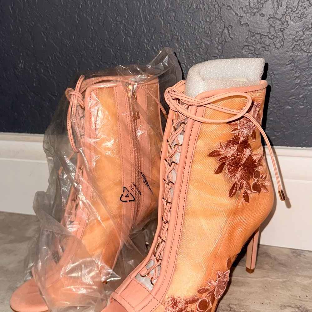 Gianni Bini Elegant Peach Lace-Up Heels brand new size 7.5 no box